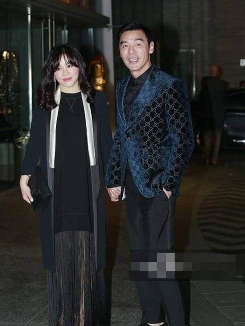 流苏 钟镇涛与老婆同框！穿蓝色外套帅气减龄，看不出与老婆相差13岁