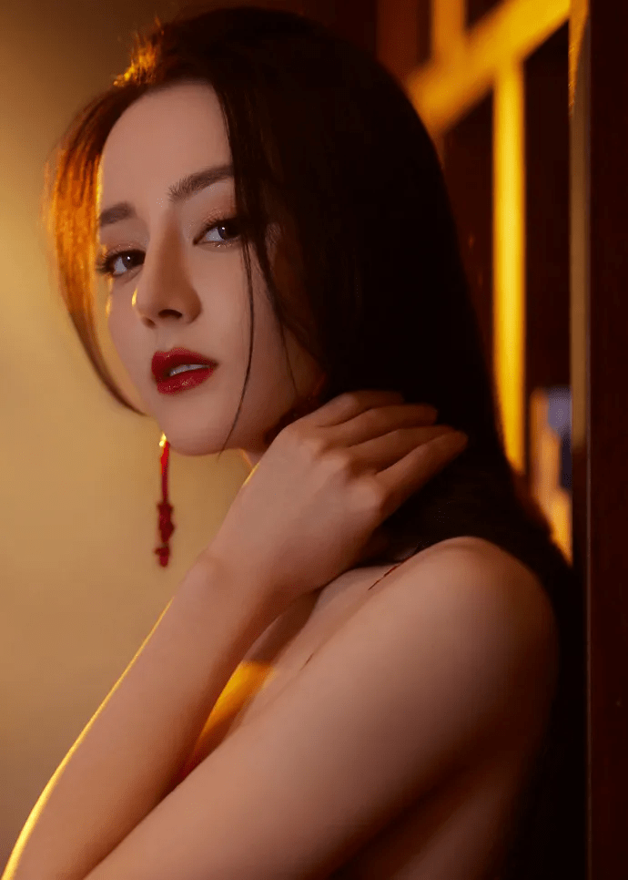 吊带 迪丽热巴穿红色吊带镂空长裙超美！肌肤白嫩太性感明艳