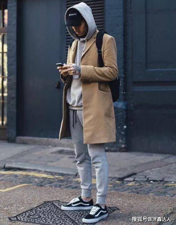 艳蓝色 穿运动裤外套应该怎么选?搭配这4种款式风格,造型百搭时髦