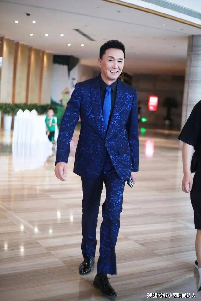 身材 58岁吴刚低调出行，“扎染外套”穿出时髦感，原来他身材这么好