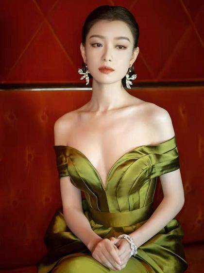显得 倪妮的气质太惊艳了,绿色露肩裙高级精致,举手投足都是万种风情