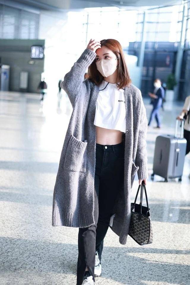 蔡卓妍 蔡卓妍真懂时尚！用奶奶开衫搭娃娃衫，风格看似迥异却意外很好看