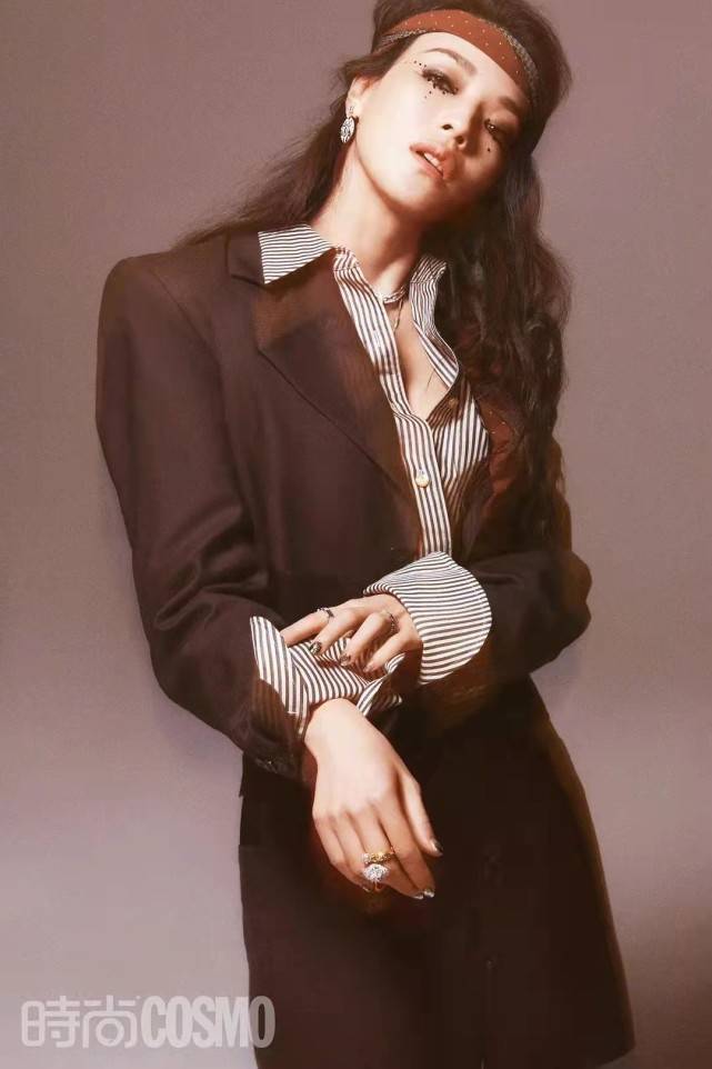 内衣 舒淇真是媚到骨子里！新大片内衣镶铆钉外穿配衬衫，眼妆更是大胆