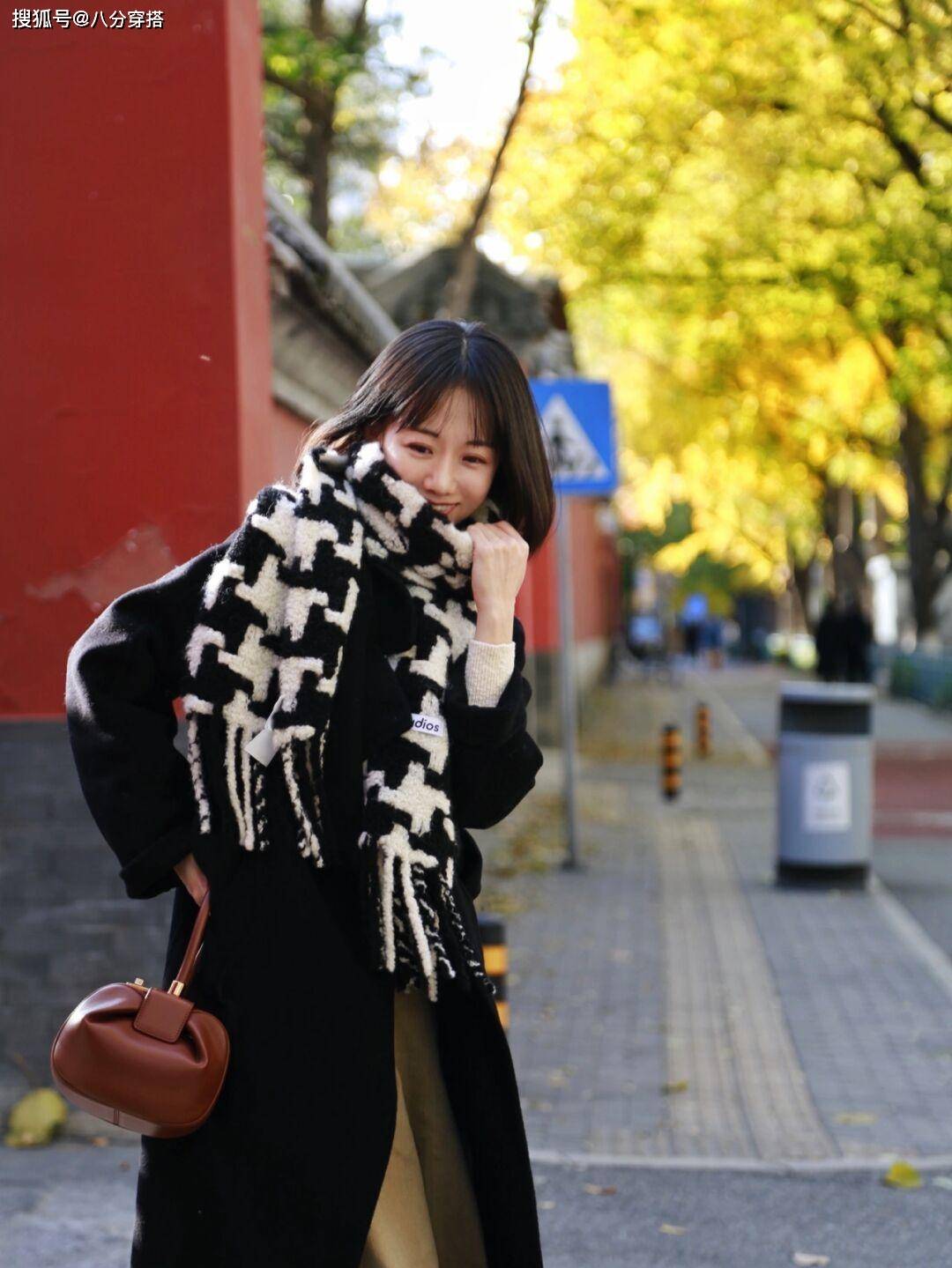 看点 冬天穿大衣，多选这几种颜色，温柔显白又百搭，不管怎么搭都洋气