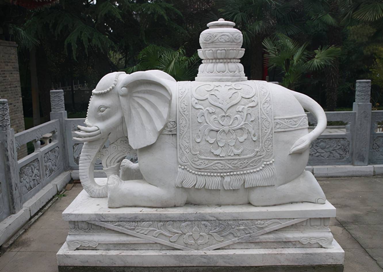 跪着的寺庙石雕大象有什么特殊寓意