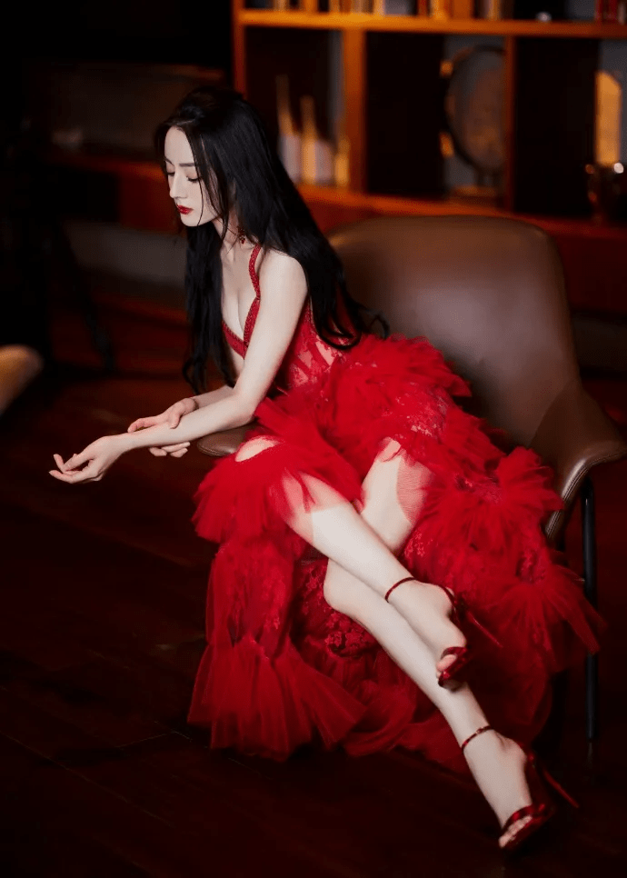 吊带 迪丽热巴穿红色吊带镂空长裙超美！肌肤白嫩太性感明艳