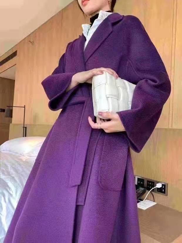 感觉 丢掉你的驼色卡其大衣吧，这些亮色大衣更强势吸睛，高级又不俗气