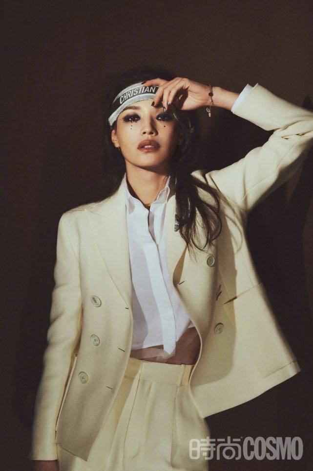 颜色 舒淇的硬照不会出错！时隔两年再穿Dior拍闭年刊，气场全开变女王