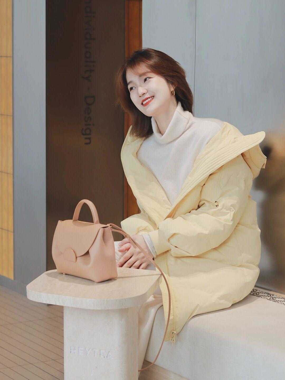 毛衣 白色毛衣到底有多好穿？和这“三”类外套搭配，效果超级棒