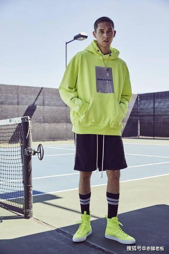 卫衣 男人过了40岁，只穿沉稳的风格？这4款单品让造型时髦减龄