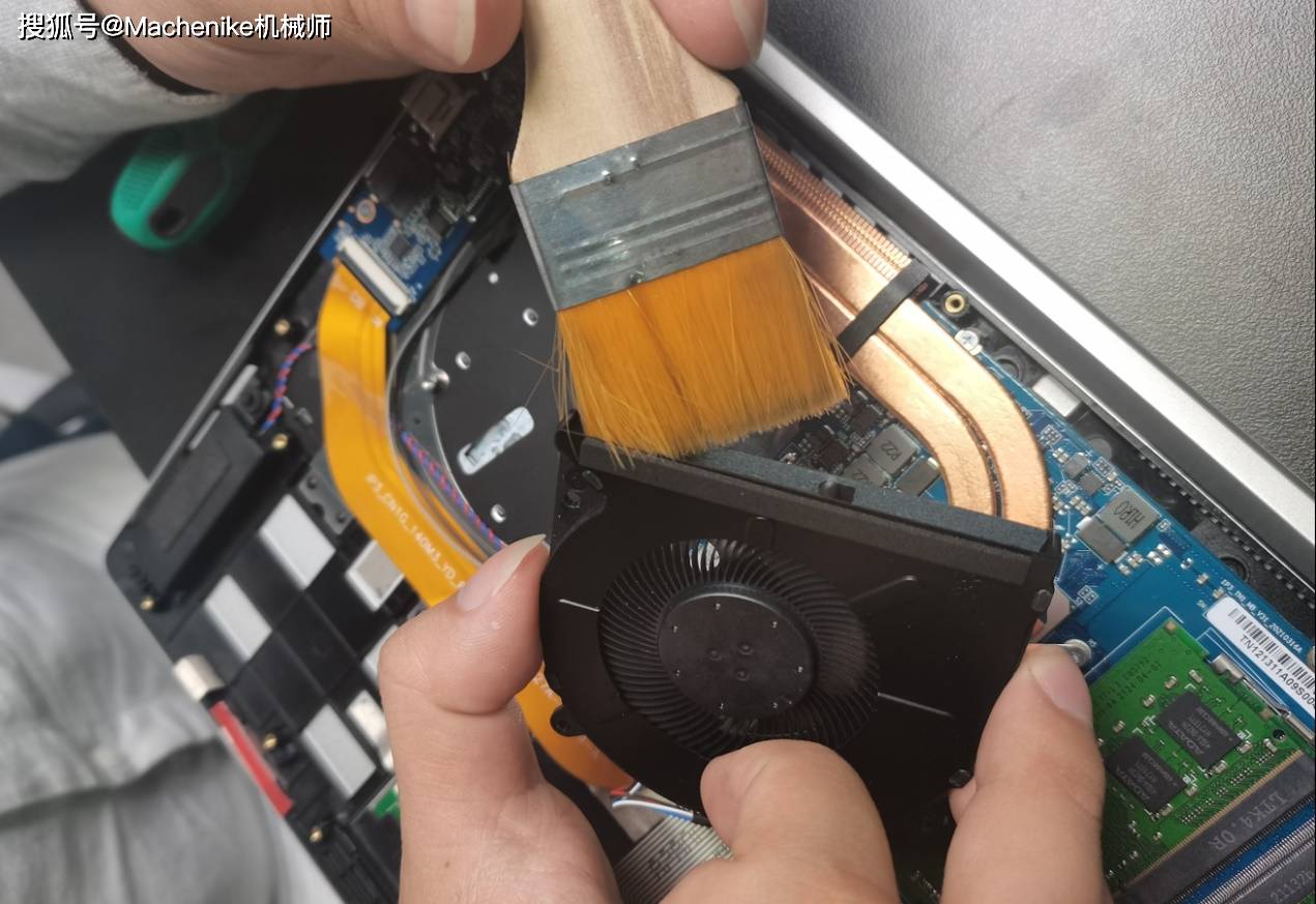 高性价比的轻薄本机械师创物者14拆机清灰教程