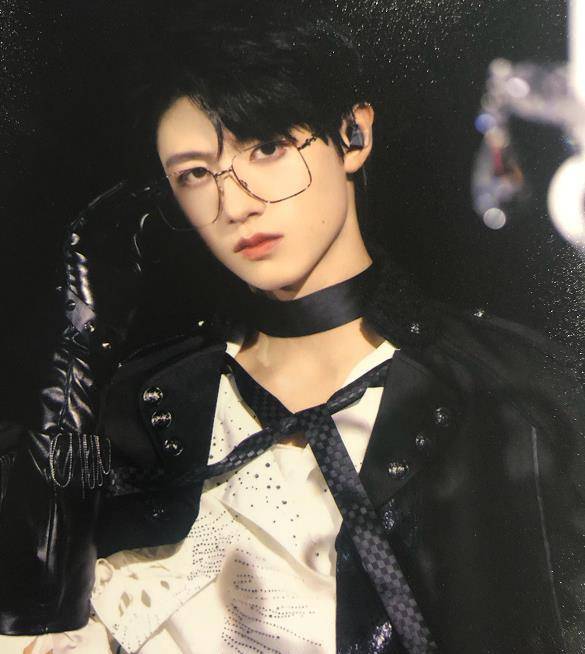 演技|朱志鑫成功出圈,登上钓系话题的科普封面,15岁的少年要火了