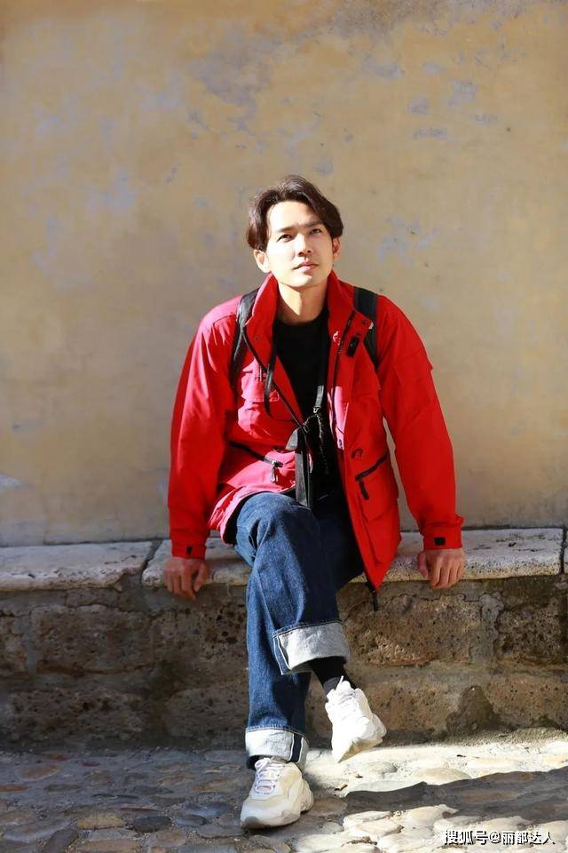 黑色 45岁钟汉良和24岁郭麒麟,看起来像同龄人,看看不老男神怎样穿的