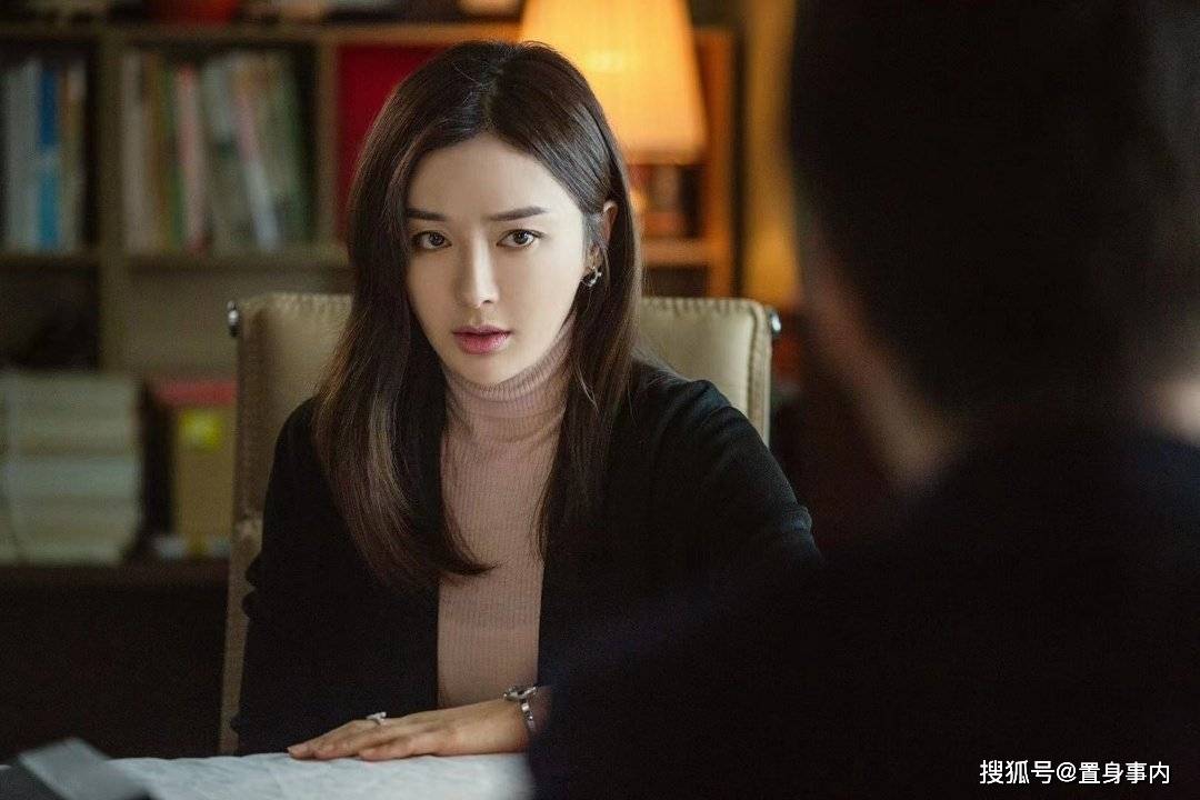 2021年,42岁的秦岚依旧活跃在影视圈,在热播剧《突围》中,继续打拼着