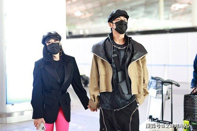 小白 利用手边有的衬衫搭配牛仔裤，穿搭小白也能轻松搭配出时尚感