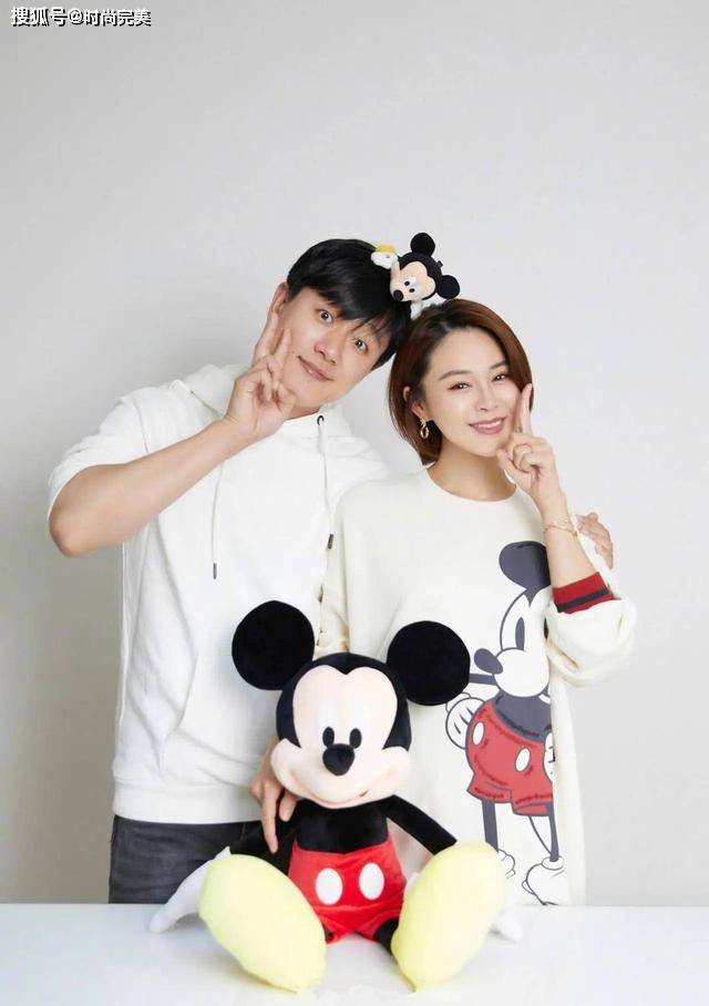 设计 佟大为夫妇合体亮相,关悦穿露肩裙性感大方,硬把老公衬成背景板