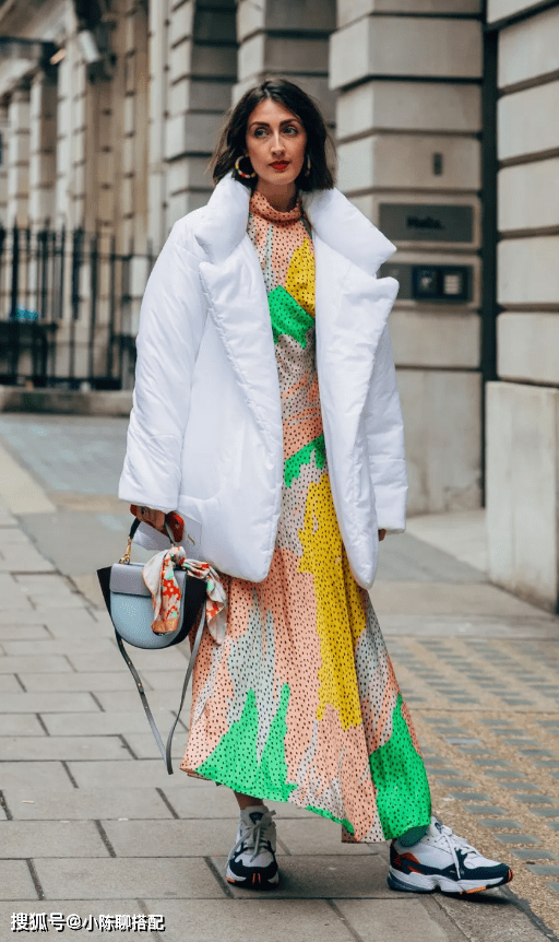 显得 羽绒服这样穿遮肉显腿长！衣品好的女人必知3个搭配技巧