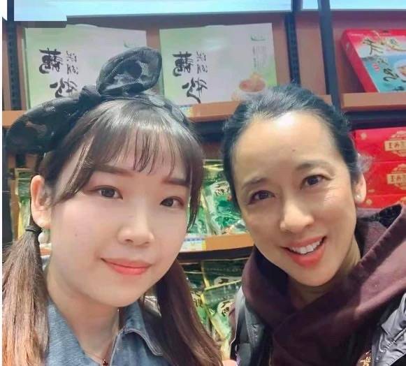 老人朱玲玲逛街被拍，穿卫衣套羽绒背心，是老人打扮但也很漂亮时髦！