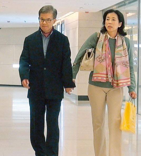 老人朱玲玲逛街被拍，穿卫衣套羽绒背心，是老人打扮但也很漂亮时髦！