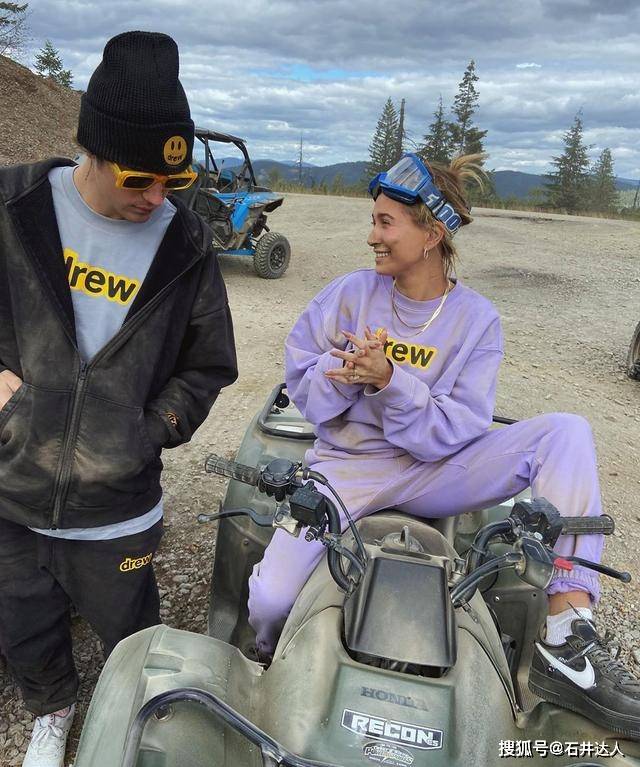 运动服 海莉亲自示范，如何利用3个简单技巧，把运动服穿出街头时尚感