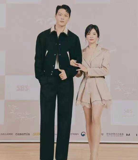 女生 宋慧乔高级感不仅是气质，“穿搭”更重要，难怪她优雅又显嫩