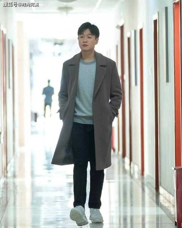 设计 佟大为夫妇合体亮相,关悦穿露肩裙性感大方,硬把老公衬成背景板