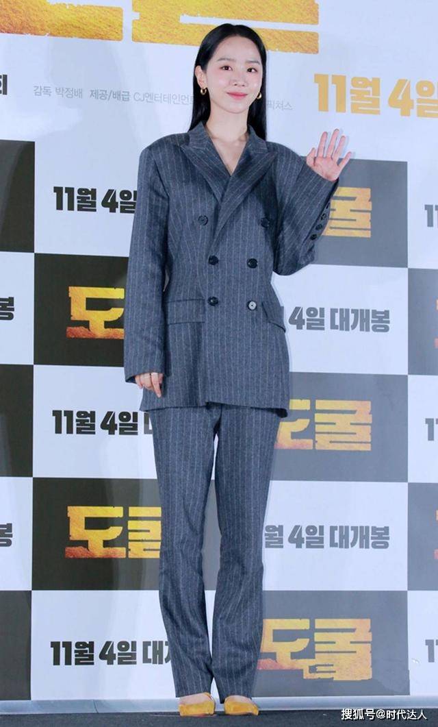 金正贤 申惠善果然是美人坯子，白色连衣裙配长卷发如仙女下凡，气质真绝