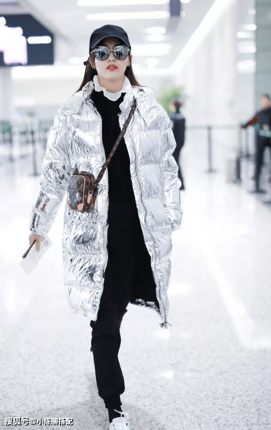 显得 羽绒服这样穿遮肉显腿长！衣品好的女人必知3个搭配技巧