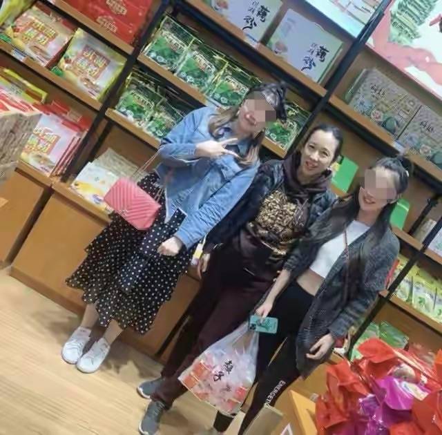 老人朱玲玲逛街被拍，穿卫衣套羽绒背心，是老人打扮但也很漂亮时髦！