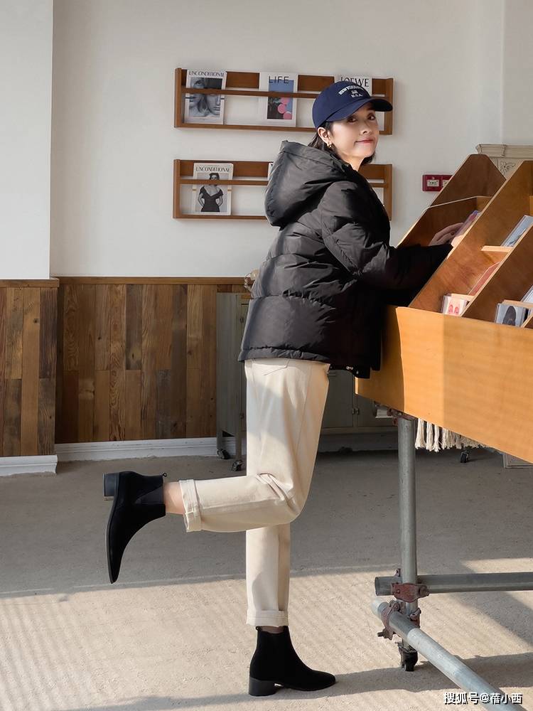 小白 “羽绒服+牛仔裤”=秋冬洋气搭配，兼具时髦和保暖，太高级了！