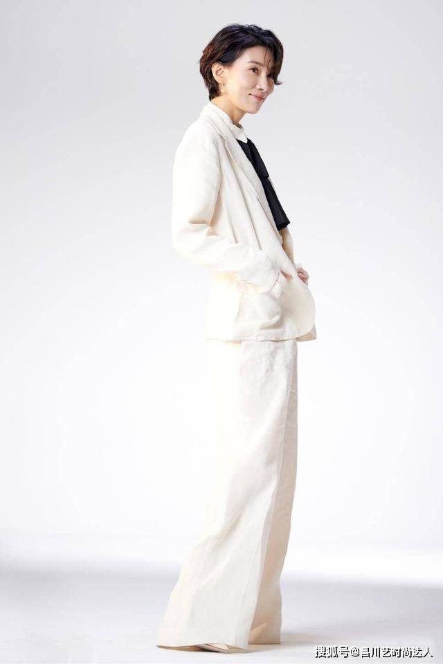 行走 这位韩国阿姨太会穿,47岁的简约穿搭,堪称行走的时尚典范