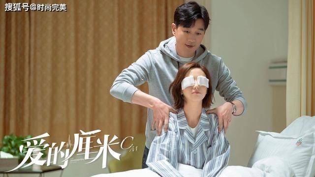 设计 佟大为夫妇合体亮相,关悦穿露肩裙性感大方,硬把老公衬成背景板