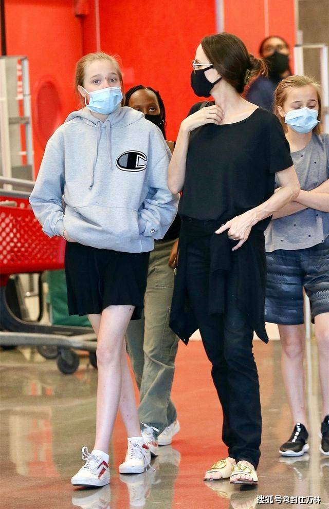 黑色 朱莉穿白裙亮相街头，衬出凹凸身材，14岁女儿穿短裤长腿抢镜