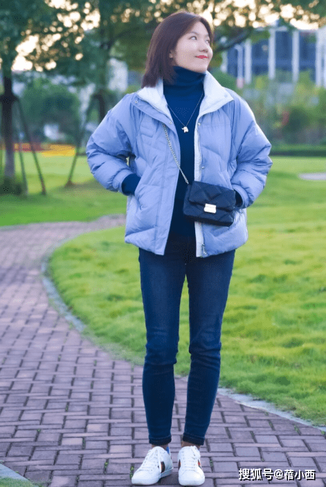 小白 “羽绒服+牛仔裤”=秋冬洋气搭配,兼具时髦和保暖,太高级了!