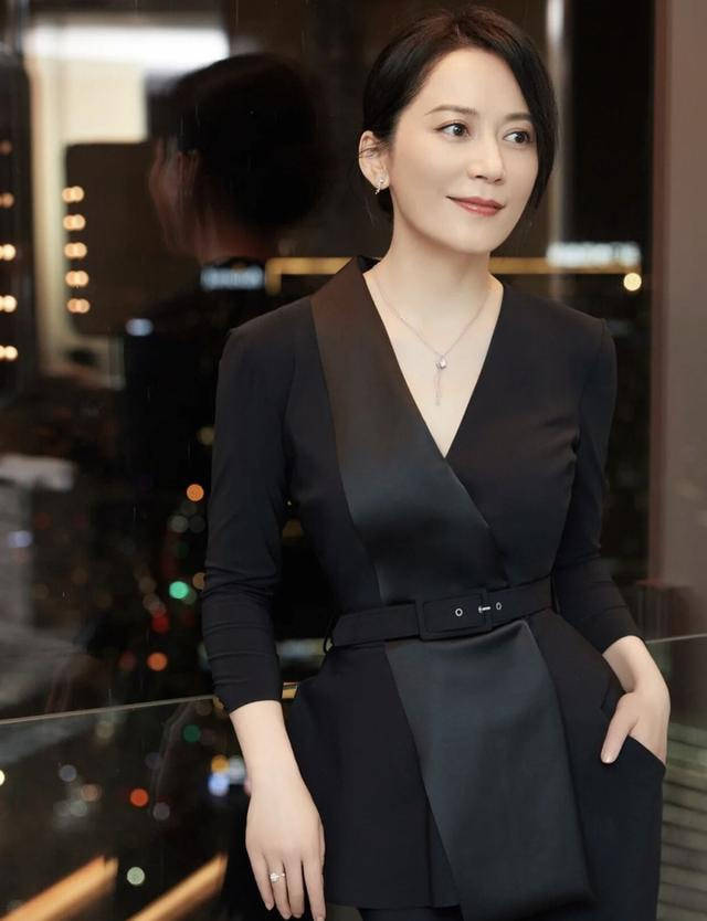 俞飞鸿 不打光修图的俞飞鸿，肤色暗黄也有皱纹，哪有47岁还不老的！