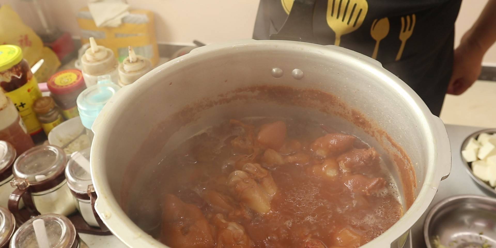 最简单的家常卤猪蹄 a63500a2f3d64fbf9f821775d5275333.jpeg