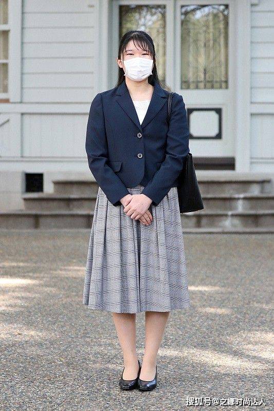 短裙 端庄的裙子穿搭技巧吧，让你找到更有气质的搭配方式。