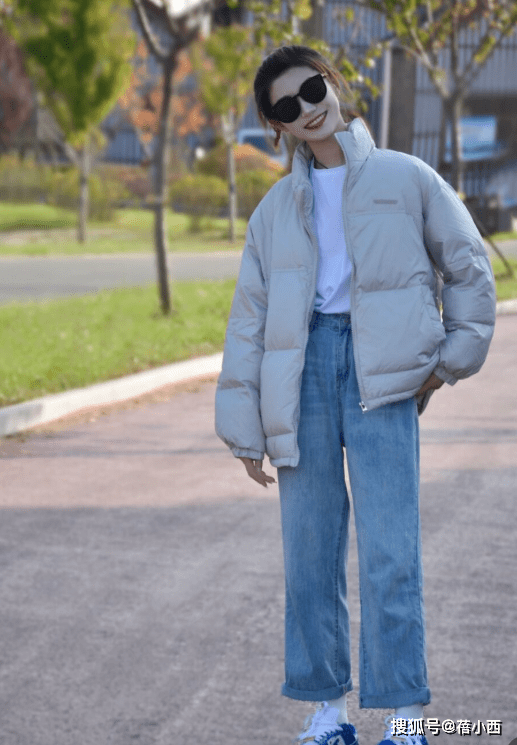 小白 “羽绒服+牛仔裤”=秋冬洋气搭配,兼具时髦和保暖,太高级了!