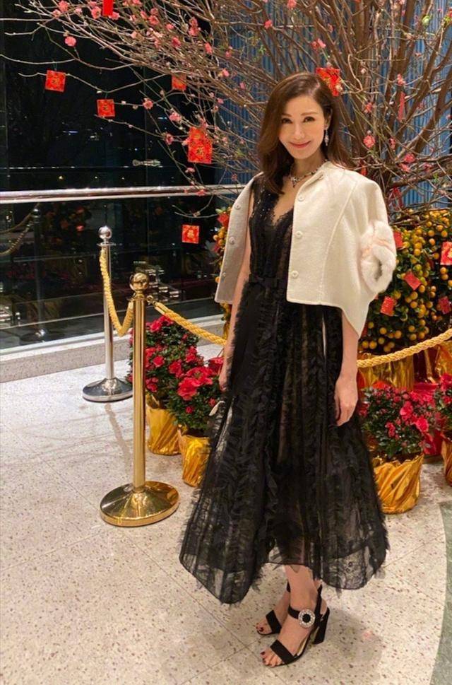 玲珑 50岁李嘉欣气质让人惊艳，穿黑色半透纱裙秀玲珑曲线，优雅又高级！