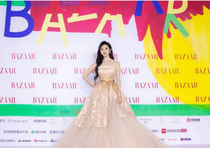 宋茜大 杨幂陈伟霆牵手现身红毯，baby公主打扮好少女，宋茜大秀性感事业线