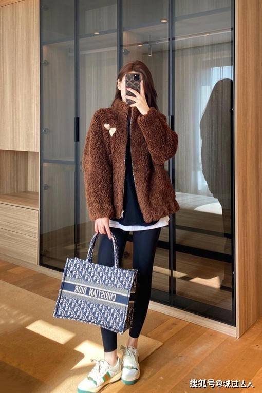 颜色 毛绒外套怎么穿才好看？注意这几个搭配细节，保证时髦不踩雷