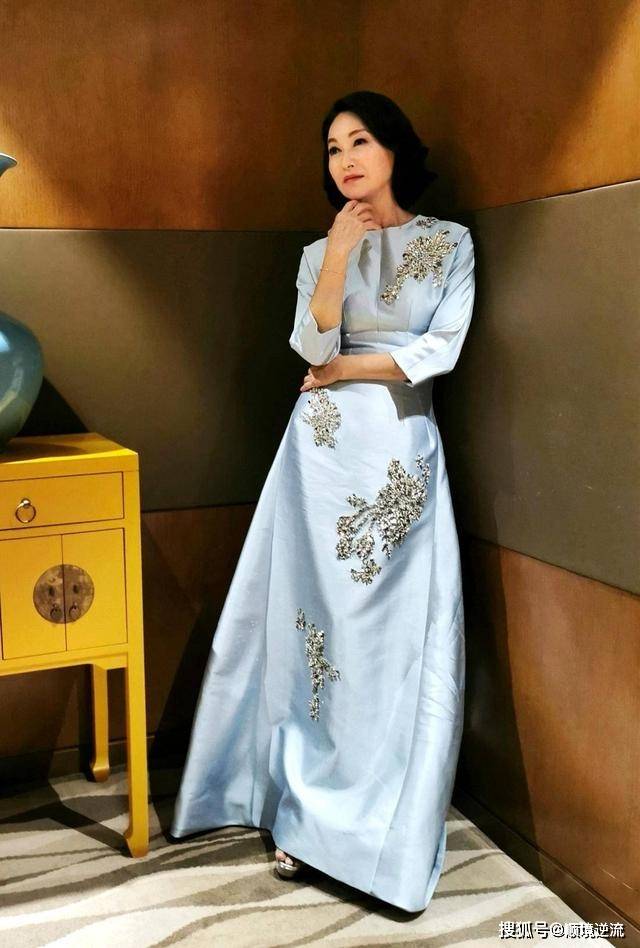 配饰 惠英红真有勇气，浅色大衣配洞洞拖鞋走机场，有哪个奶奶敢这么穿