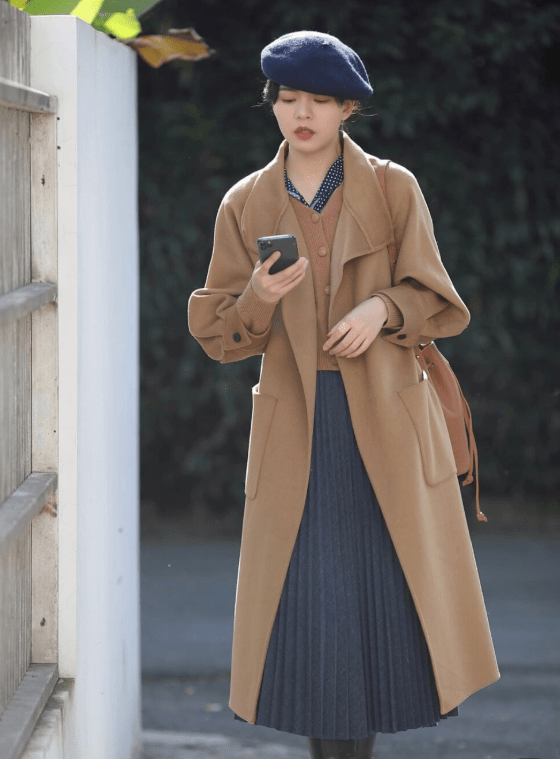 一身 别再穿一身黑了，今年流行的“棕色大衣”，是真好看，漂亮大气！