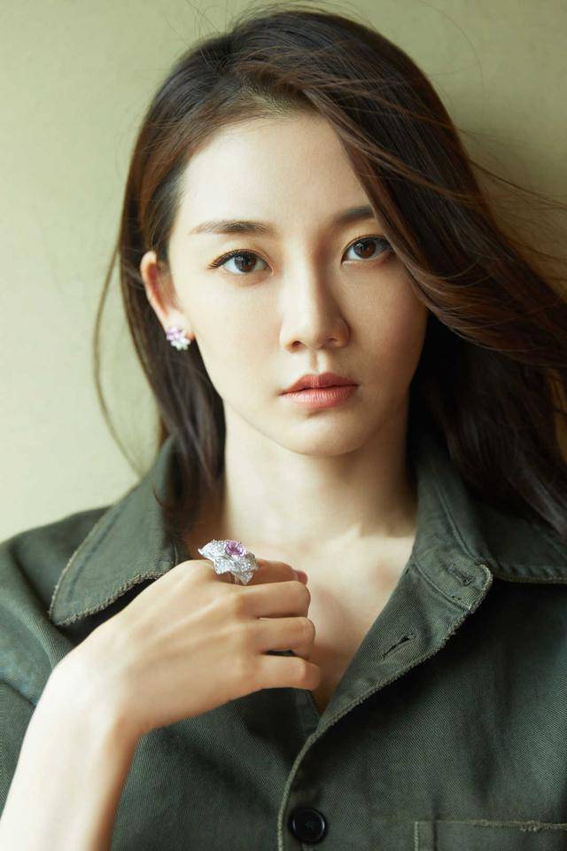 苗苗 苗苗气场全开！墨绿色连体裤中性飒爽，腰带勒出“巴掌腰”好抢镜