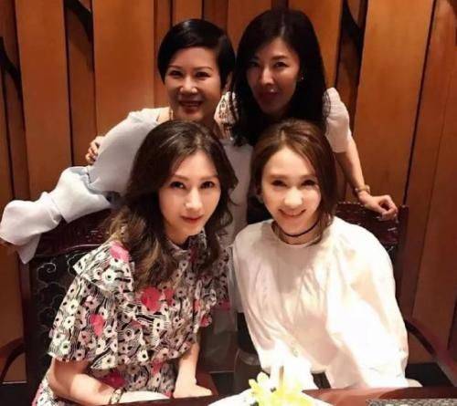 活动李嘉欣原来结婚后也可以这么漂亮，穿搭起来犹如少女一般！