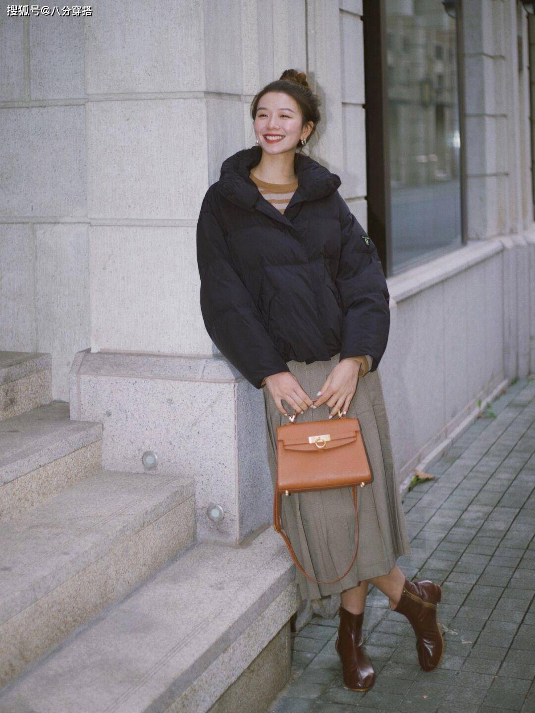 黑色 “羽绒服”颜色别乱选，这几种颜色简约又高级，百搭不挑人