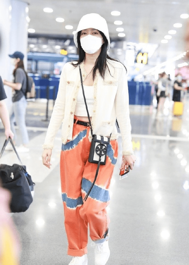 橙色 40岁秦岚穿露脐装秀小蛮腰，配橙色休闲裤青春减龄，状态好似20岁