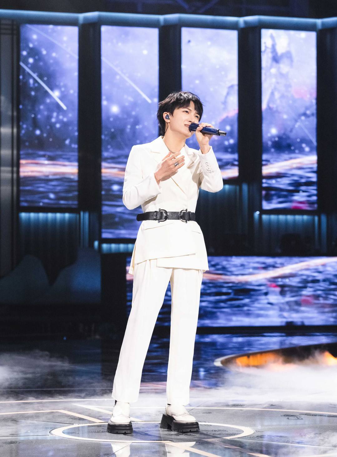 周深 小个子不适合穿西装?看到身高161cm周深的造型,你会改变看法