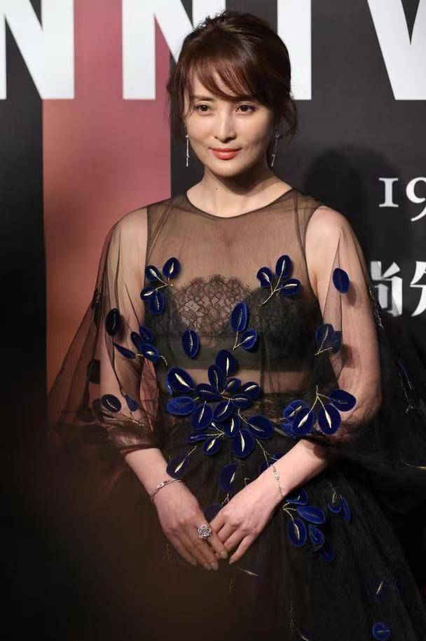 压群芳 蒋勤勤终于舍得放开穿，礼裙薄的遮不住内衣，这波打扮美得满分