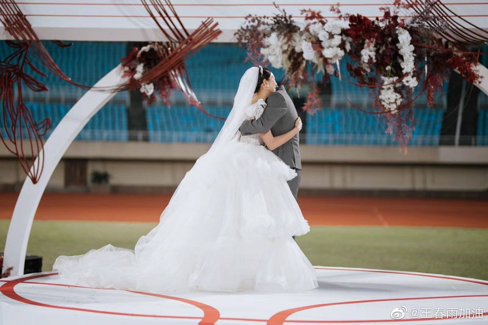 中国田径名将晒出嫁照 全家福,写下"携手共进"送给老公_王春雨